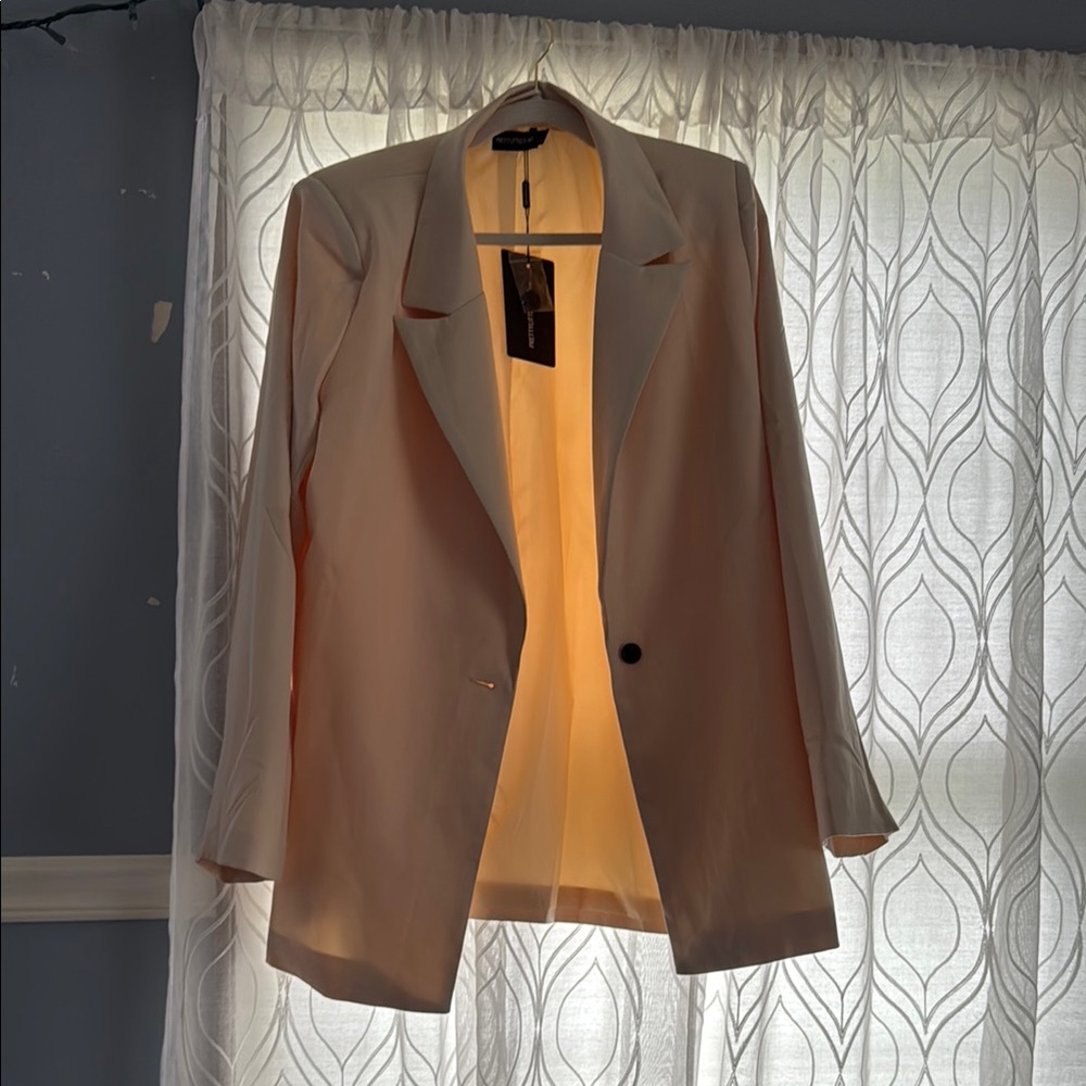 PrettyLittleThing Cream Blazer with Notched Lapels